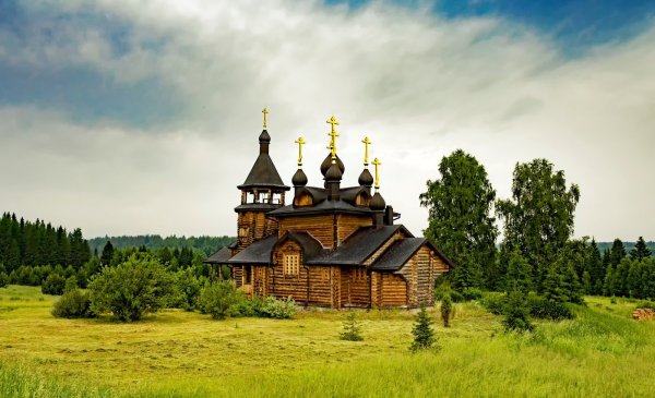 Храм Свердловской области в лесу