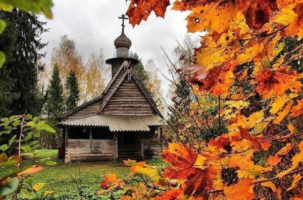 Осенний православный храм в Архангельской области