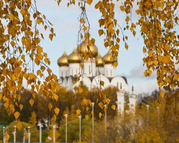 Храм на фоне осеннего пейзажа