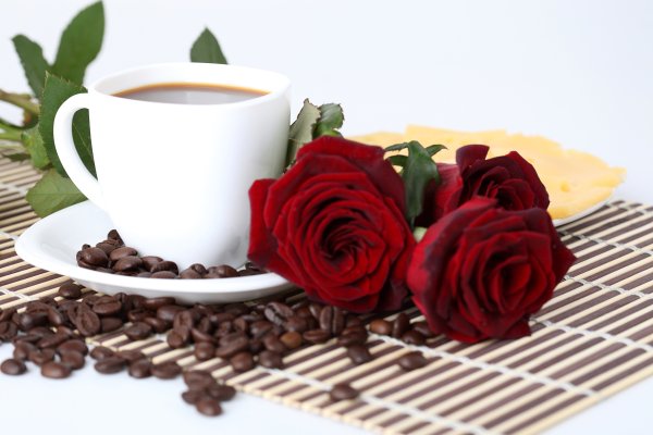 Красивые розы и кофе