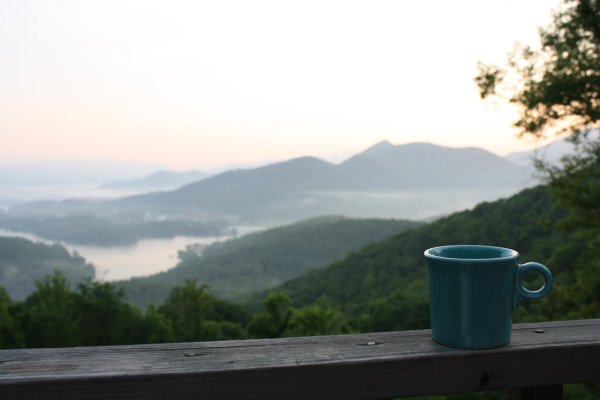 Утро в горах с чашкой кофе