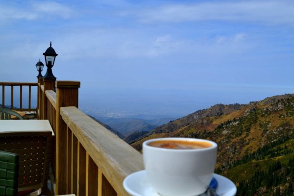 Чашка кофе на балконе