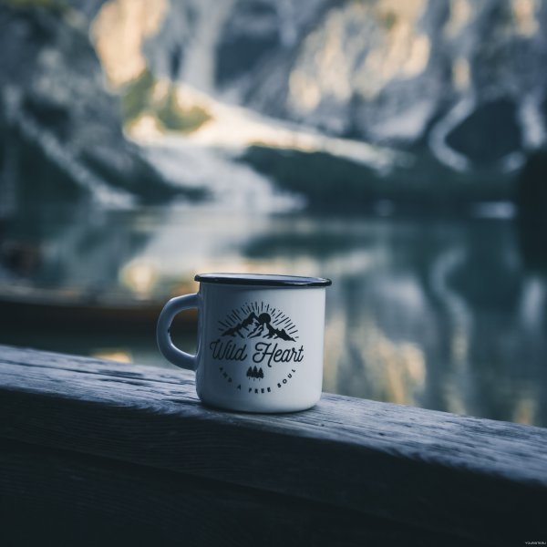 Кружка кофе на фоне гор