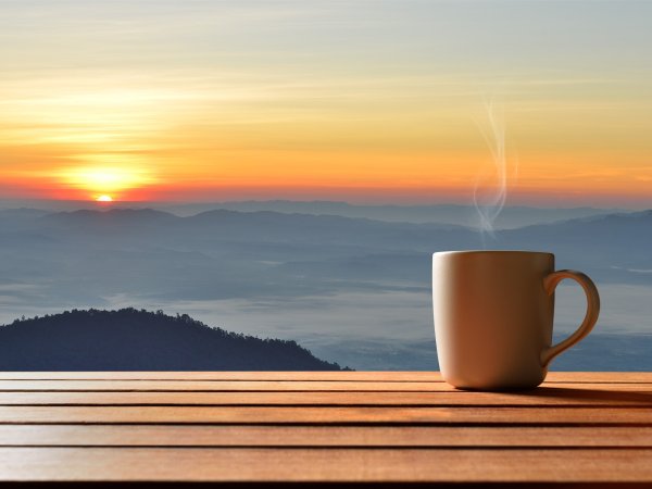 Кофе на фоне солнца