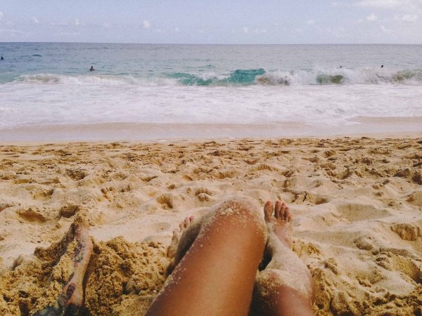 Ноги в песке на пляже