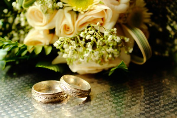 Свадебные кольца в цветах