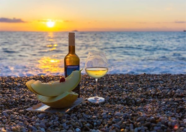 Вино на берегу моря вечером