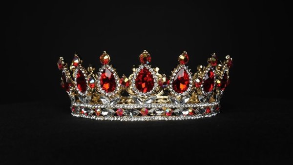 Царская корона на черном фоне