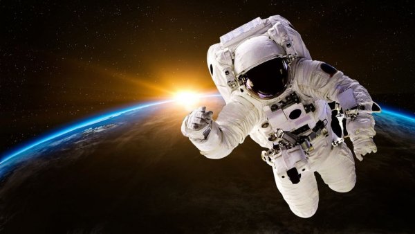 Космонавт на фоне солнца