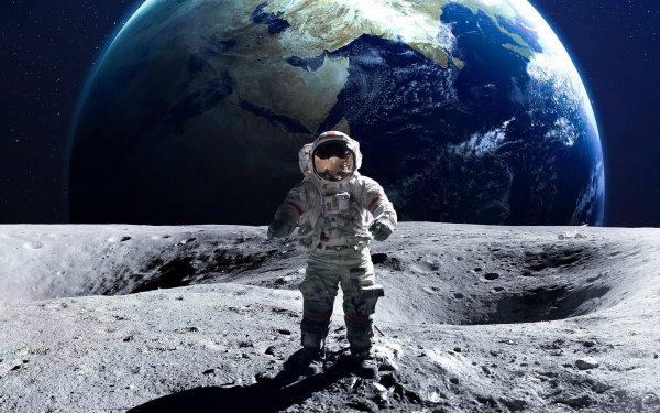 Космонавт в космосе на Луне