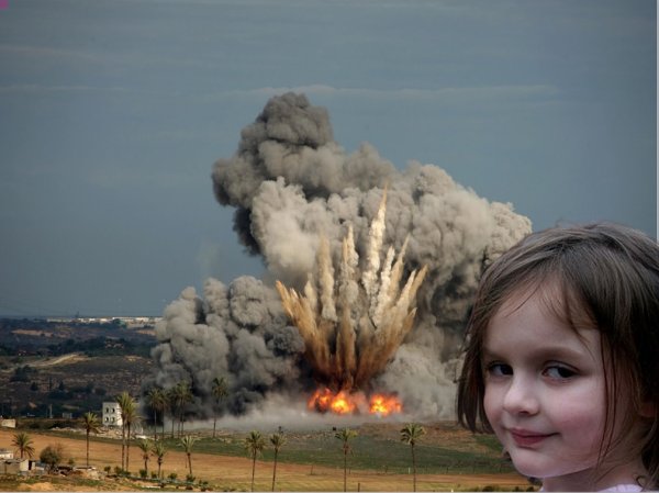 Девочка на фоне взрыва