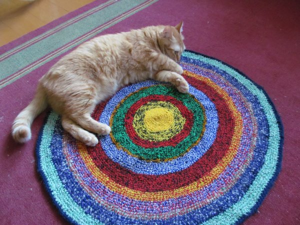 Вязаный коврик для кошки