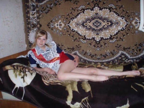 Русские женщины на фоне ковра