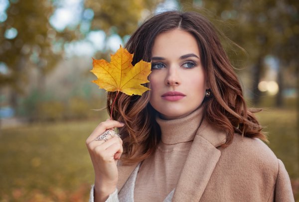 Женщина с осенними листьями