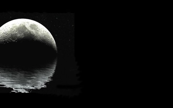 Красивая луна на черном фоне