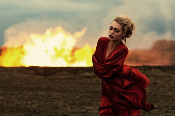 Девушка на фотосессии в платье с огнями