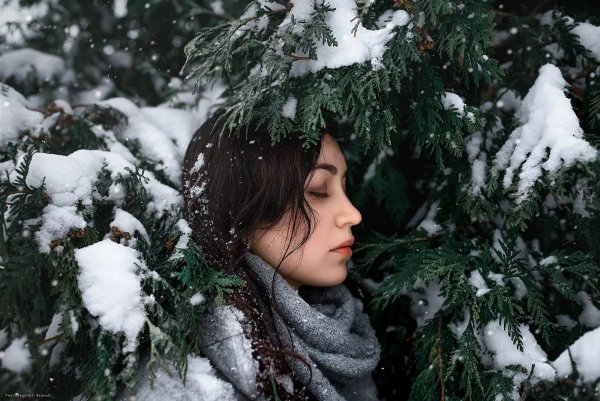 Девушка зимой в снегу