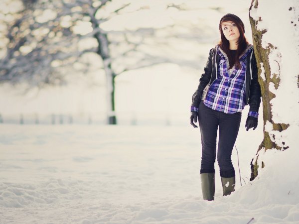 Красивые девушки на фоне зимы