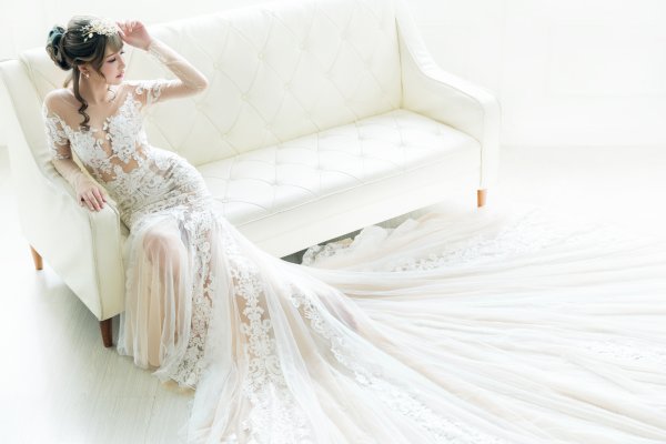 Шикарное свадебное платье белое
