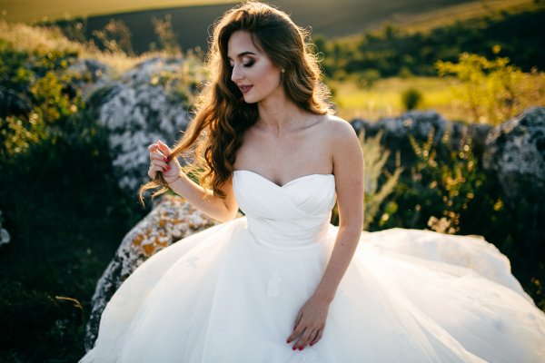 Девушка в свадебном платье шатенка