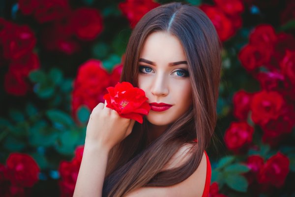 Брюнетка с красными розами