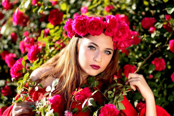 Красивая женщина с цветами
