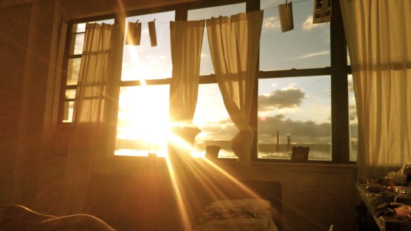 Солнце светит в окно