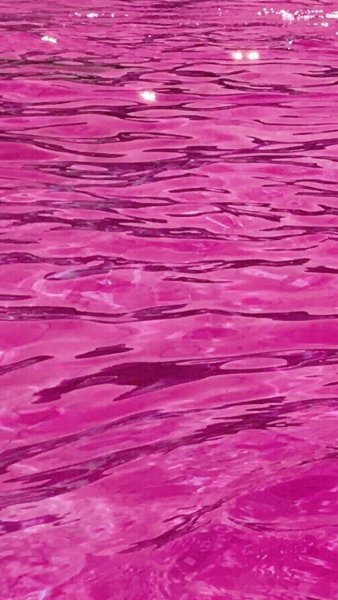 Розовая вода в бассейне