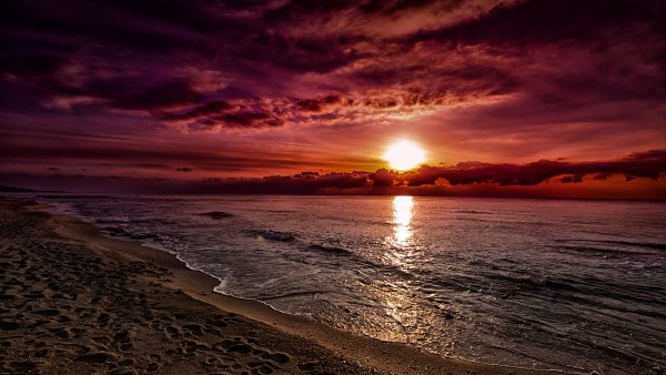Красивый закат на фоне моря