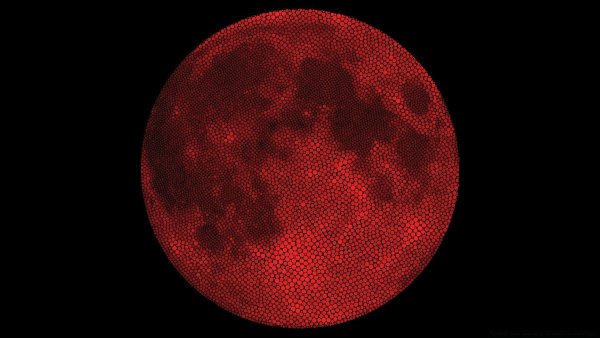 Темно красная Луна