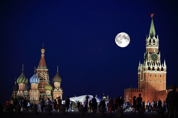 Кремль на фоне ночного неба