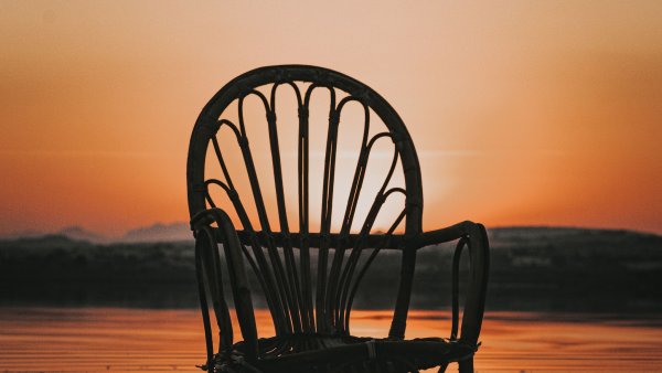 Кресло на море