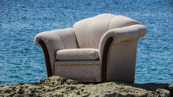 Кресло на фоне моря