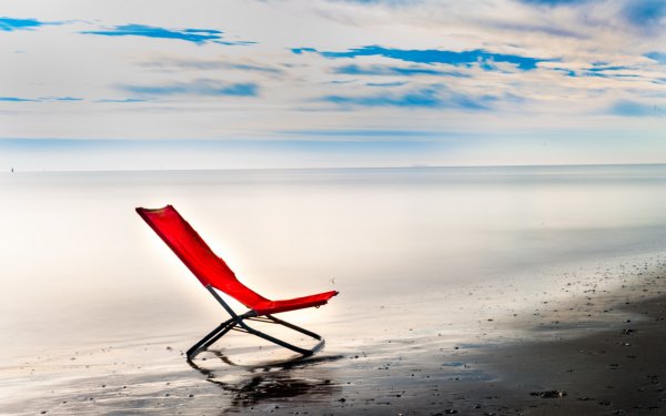 Кресла на фоне моря