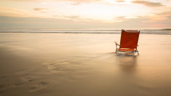 Кресла на фоне моря