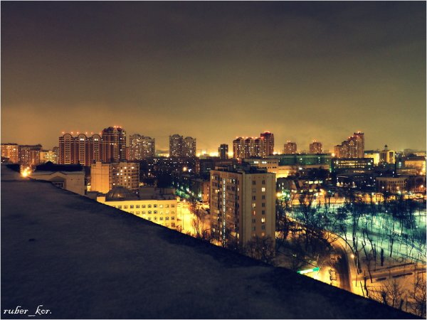 Крыша ночного города без людей