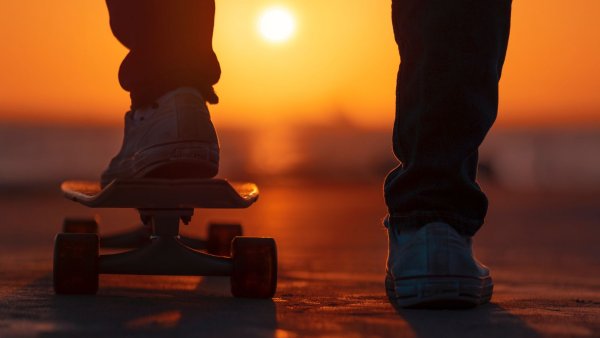 Скейтер на закате