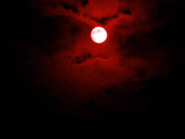 Кровавый Луна и тьма