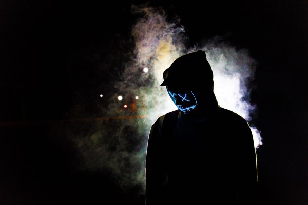 Человек в маске с дымом