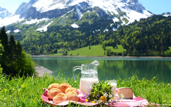 Завтрак в горах на природе