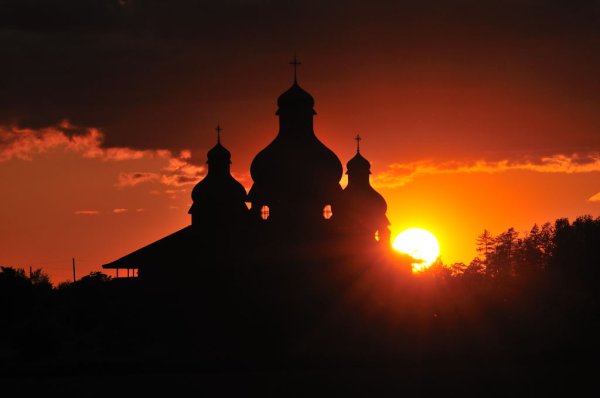 Церковь на фоне заката