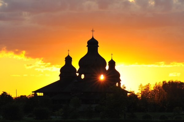 Церковь на фоне заката