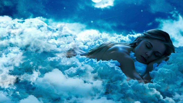 Девушка лежит на облаках
