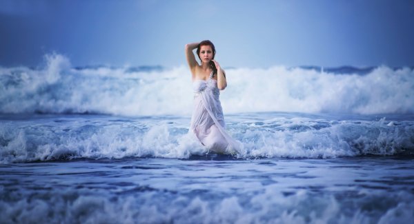 Девушка на фоне моря