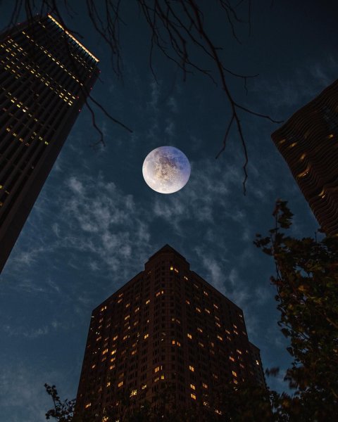Огромная Луна над городом