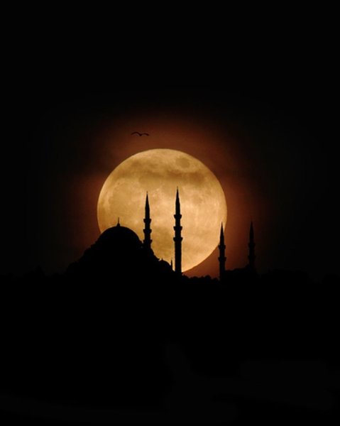 Луна на фоне мечети