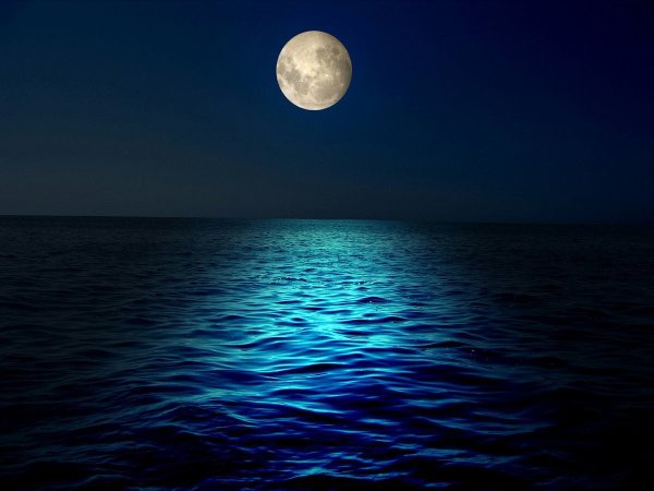 Луна на фоне моря