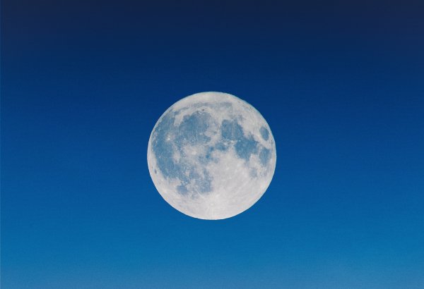 Луна на голубом небе