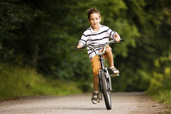 Мальчик катается на велосипеде