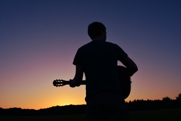 Гитарист на закате